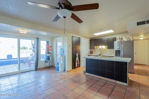 7925 Beverly St, Tucson AZ 85710-5803 exterior