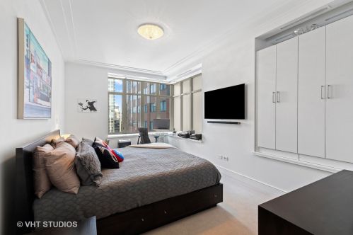 118 Erie St, Chicago IL  60654-3704 exterior