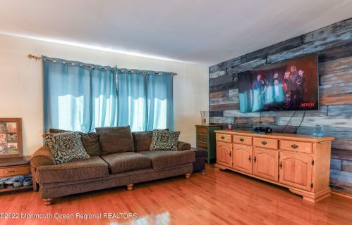 26 Laurelton Ave, Jackson Twp NJ  08527-2437 exterior