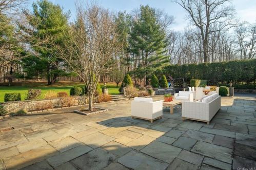 18 Day Rd, Armonk NY exterior