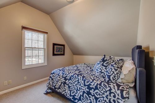 233 Ravine Baye Rd, Milwaukee WI 53217-1330 exterior