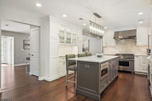 990 Chimney Ridge Dr, Springfield NJ  07081-3702 exterior