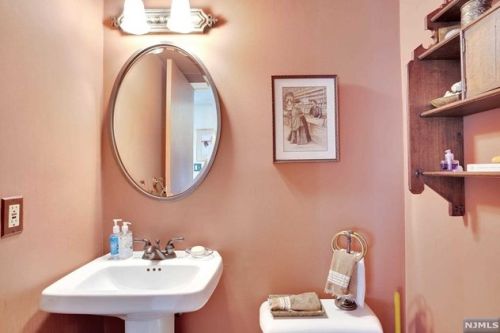 315 Livingston Ct, Edgewater NJ 07020-1639 exterior