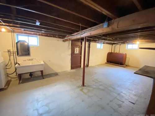 21 Pleasant St, Windsor Locks CT 06096-1439 exterior