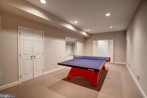 7621 Laurel Leaf Dr, Rockville MD 20854-1768 exterior