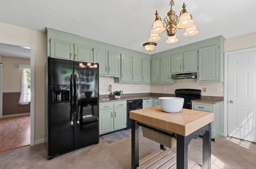 12 Canterbury Ln, Windsor CT 06095-2064 exterior