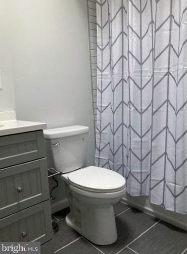 6802 Henry Ave, Philadelphia PA 19128-1522 exterior