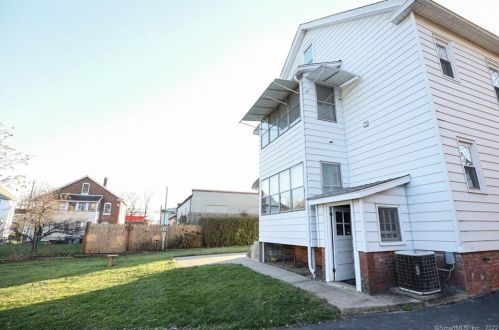 323 Oak St, New Britain CT 06051-1213 exterior