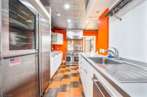 85 Lawrence Ave, Town Center NJ  07052-3707 exterior