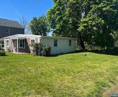 131 Third St, Mahwah, NJ 07430-1252