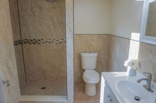 252 Main St, Meriden CT 06451-3859 exterior