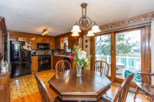 8 Ferncrest Dr, Providence RI 02919-3503 exterior