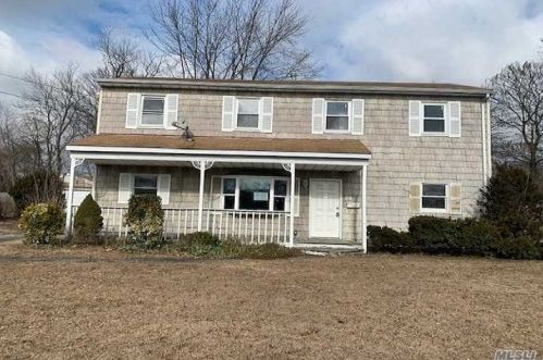 39 Ash St, Central Islip NY 11722-3828 exterior