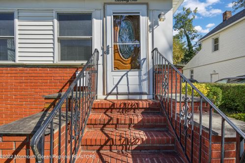 71 Ctr St, East Freehold NJ 07728-2430 exterior