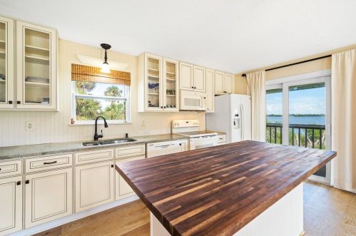 10060 Tropical Trl, Merritt Island FL 32953-6060 exterior