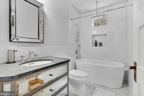 404 6 St, Washington DC 20003-2703 exterior