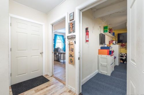 19 John St, Enfield CT 06082-3706 exterior