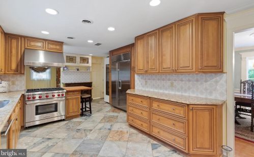 8751 Brook Rd, Mc Lean VA  22102-1507 exterior