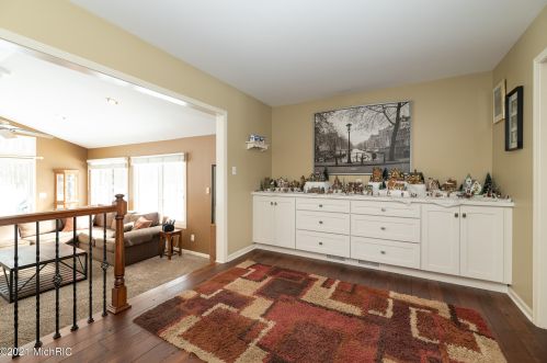 1360 Crooked Lk Dr, Kalamazoo MI 49009-8950 exterior