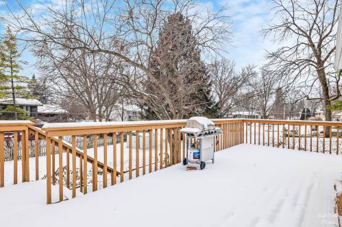 6907 Hillcrest Dr, Bull Valley IL 60012-3217 exterior