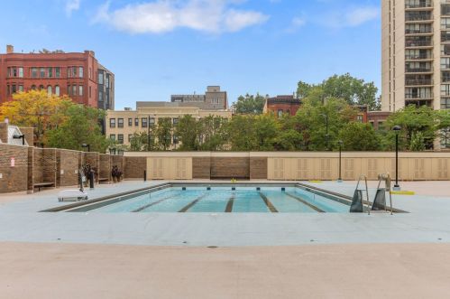 1460 Sandburg Ter, Chicago IL  60610-7688 exterior