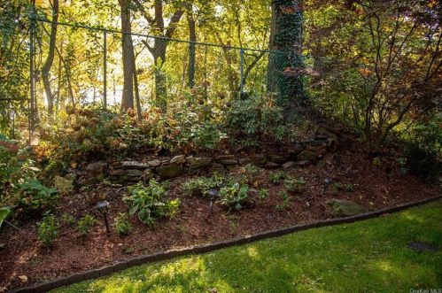 17 Lorraine Ter, Mount Vernon NY 10553-1228 exterior