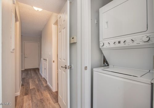 3630 Kenbrooke Ct, Kalamazoo MI 49006-5437 exterior