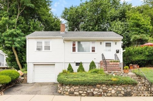 17 Lake Ave, Woburn, MA 01801-5507