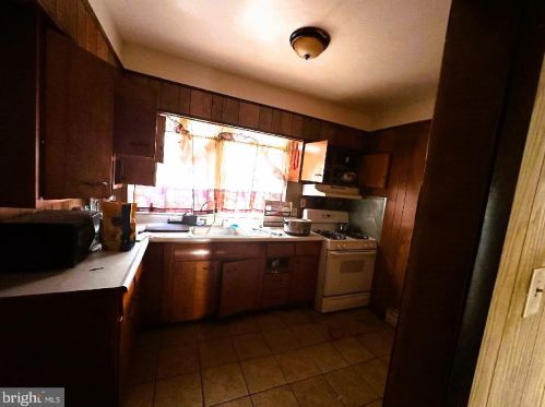 328 Darby Ter, Darby PA 19023-2207 exterior