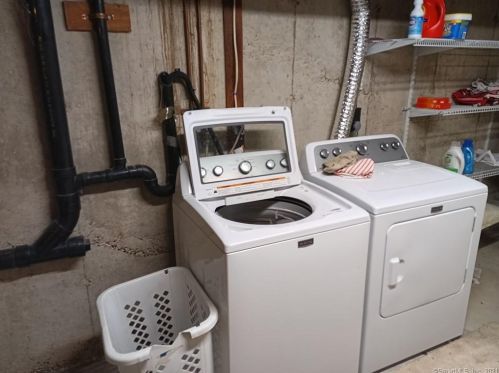 123 Candlewood Dr, Enfield CT 06082-2740 exterior