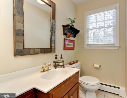 11 Todmorden Dr, Media PA 19086-6727 exterior