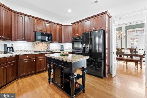 5235 Bessley Pl, Alexandria VA 22304-8646 exterior