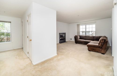 91 Inverness Dr, Edison NJ 08820-4654 exterior