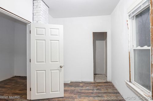 701 Vries St, Grand Rapids MI 49503-8118 exterior