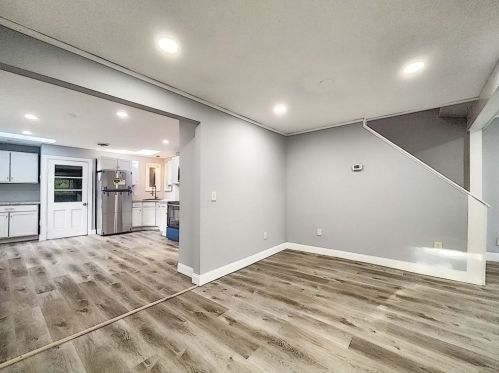 8 Putnam St, Springfield, MA 01109-1833