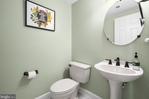 3803 Courtland Cir, Alexandria VA 22305-2061 exterior