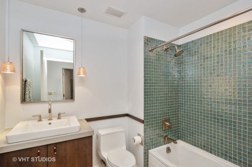 415 North Water St, Chicago IL 60611-5594 exterior