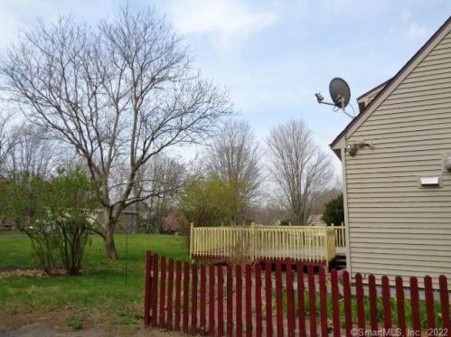 327 Scott Swamp Rd, Farmington CT 06032-3415 exterior