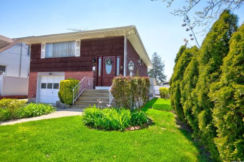 220 Brown St, Valley Stream, NY 11580-3531