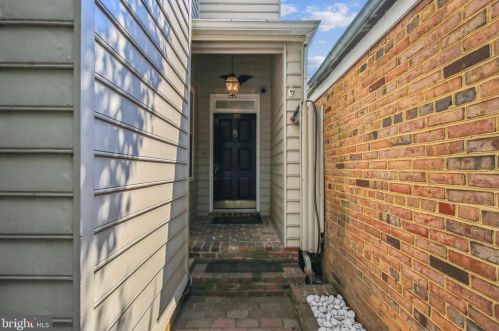 212 Gibbon St, Alexandria, VA 22314-3837