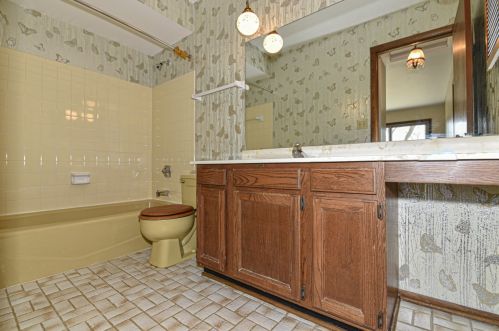 4917 Imperial Cir, Milwaukee WI 53220-4627 exterior