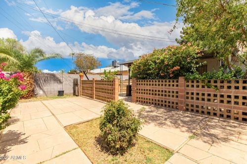 6182 Earll Dr, Phoenix AZ 85033-5841 exterior