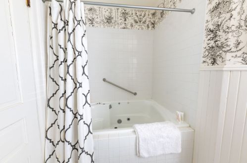 2597 Maryland Ave, Milwaukee WI 53211-3735 exterior