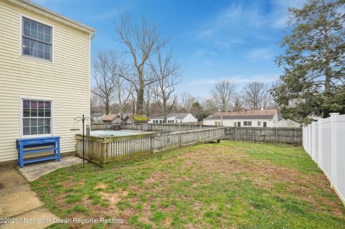 142 Beechwood Dr, Red Bank NJ 07702 exterior