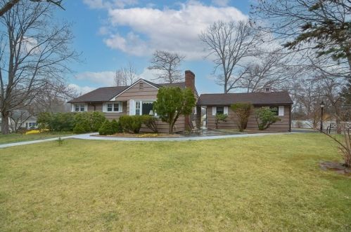 11 Rustlewood Dr, Canton, MA 02021-2327