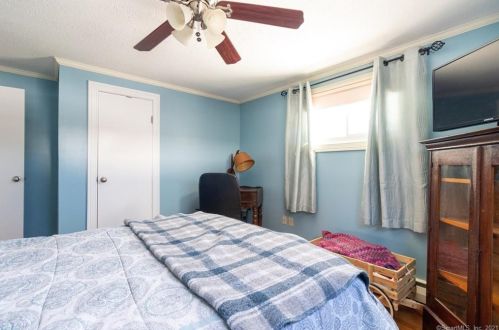 54 Roosevelt Blvd, Enfield CT 06082-2041 exterior