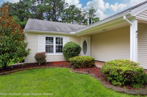 2 Surrey Ct, Lacey, NJ 08731-5609