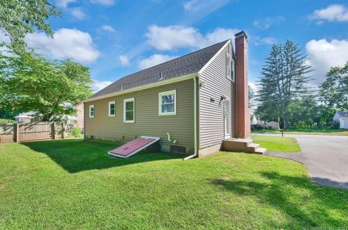 59 Neelans Rd, Enfield CT 06082-5734 exterior