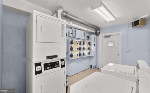 6435 Richmond Hwy, Alexandria VA  22306-6435 exterior