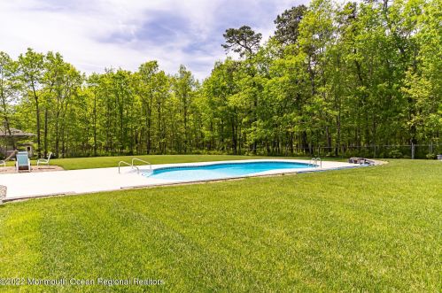 660 Berkeley Ave, Berkeley Township NJ 08721-3703 exterior